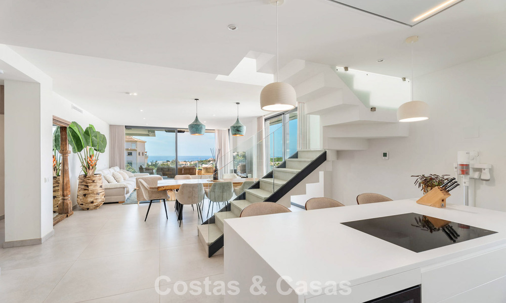 Instapklaar, modernistisch duplex penthouse met zeezicht te koop in Oost-Marbella 786509