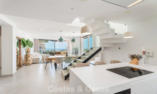 Instapklaar, modernistisch duplex penthouse met zeezicht te koop in Oost-Marbella 786509 