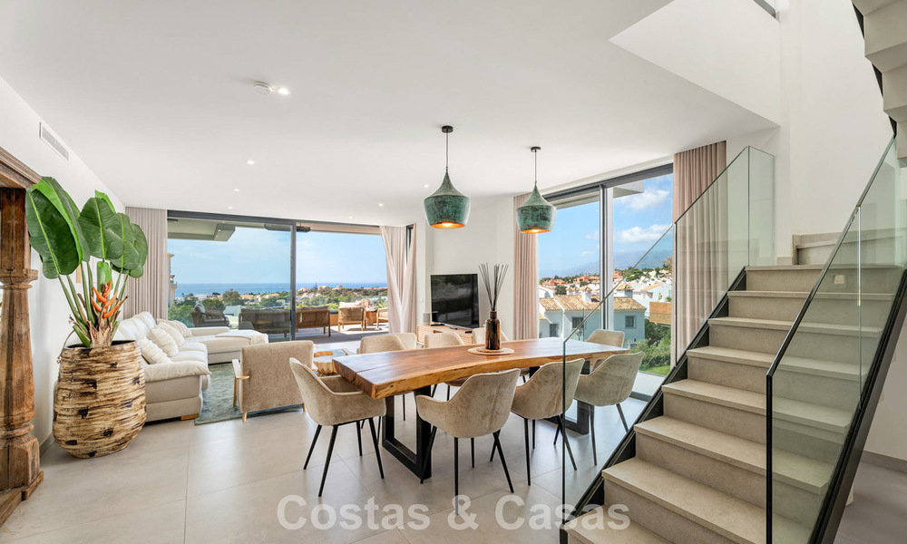 Instapklaar, modernistisch duplex penthouse met zeezicht te koop in Oost-Marbella 786510