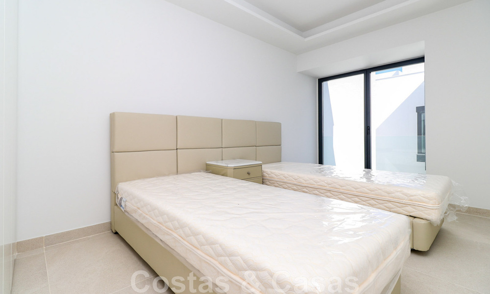 Instapklare, modernistisch hoekhuis met frontaal zeezicht te koop op enkele minuten lopen van Estepona centrum 786299