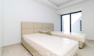 Instapklare, modernistisch hoekhuis met frontaal zeezicht te koop op enkele minuten lopen van Estepona centrum 786299 