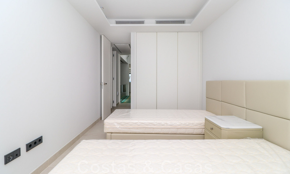 Instapklare, modernistisch hoekhuis met frontaal zeezicht te koop op enkele minuten lopen van Estepona centrum 786301