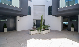 Instapklare, modernistisch hoekhuis met frontaal zeezicht te koop op enkele minuten lopen van Estepona centrum 786305 