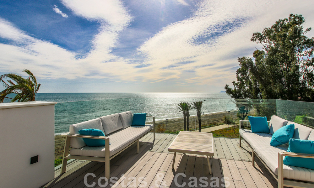 Instapklare, modernistisch hoekhuis met frontaal zeezicht te koop op enkele minuten lopen van Estepona centrum 786308