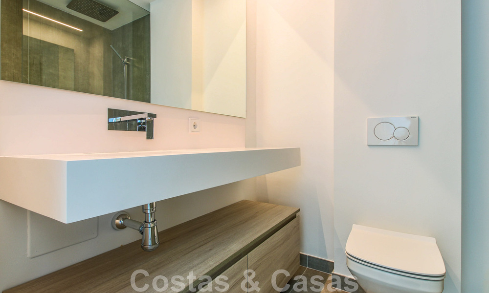 Instapklare, modernistisch hoekhuis met frontaal zeezicht te koop op enkele minuten lopen van Estepona centrum 786314