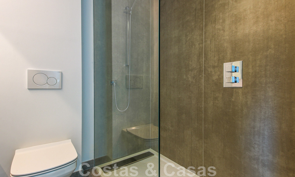 Instapklare, modernistisch hoekhuis met frontaal zeezicht te koop op enkele minuten lopen van Estepona centrum 786315