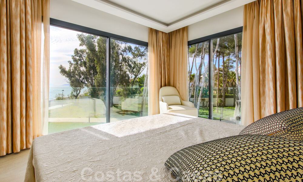 Instapklare, modernistisch hoekhuis met frontaal zeezicht te koop op enkele minuten lopen van Estepona centrum 786317