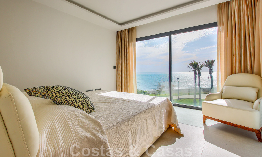 Instapklare, modernistisch hoekhuis met frontaal zeezicht te koop op enkele minuten lopen van Estepona centrum 786318