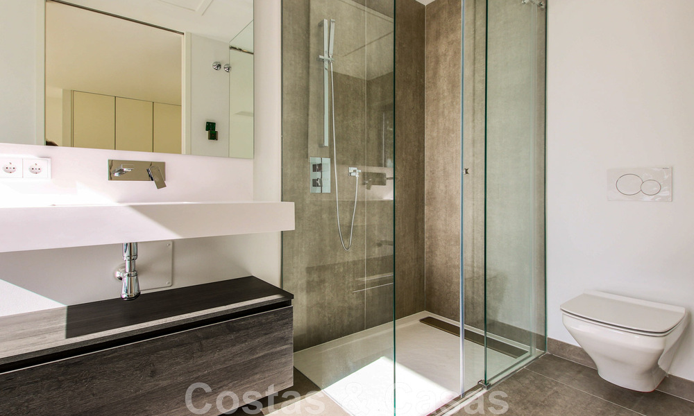 Instapklare, modernistisch hoekhuis met frontaal zeezicht te koop op enkele minuten lopen van Estepona centrum 786319