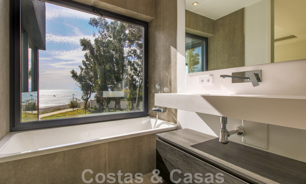 Instapklare, modernistisch hoekhuis met frontaal zeezicht te koop op enkele minuten lopen van Estepona centrum 786320
