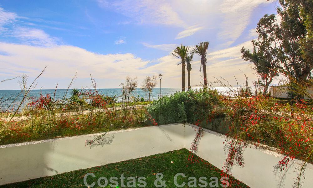 Instapklare, modernistisch hoekhuis met frontaal zeezicht te koop op enkele minuten lopen van Estepona centrum 786326