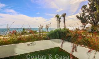 Instapklare, modernistisch hoekhuis met frontaal zeezicht te koop op enkele minuten lopen van Estepona centrum 786326 