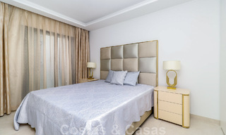 Instapklare, modernistisch hoekhuis met frontaal zeezicht te koop op enkele minuten lopen van Estepona centrum 786330 