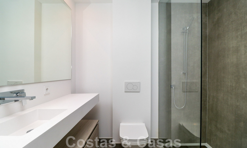 Instapklare, modernistisch hoekhuis met frontaal zeezicht te koop op enkele minuten lopen van Estepona centrum 786333