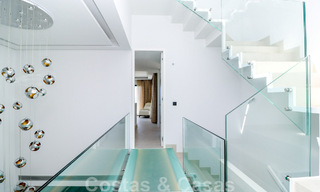 Instapklare, modernistisch hoekhuis met frontaal zeezicht te koop op enkele minuten lopen van Estepona centrum 786334 