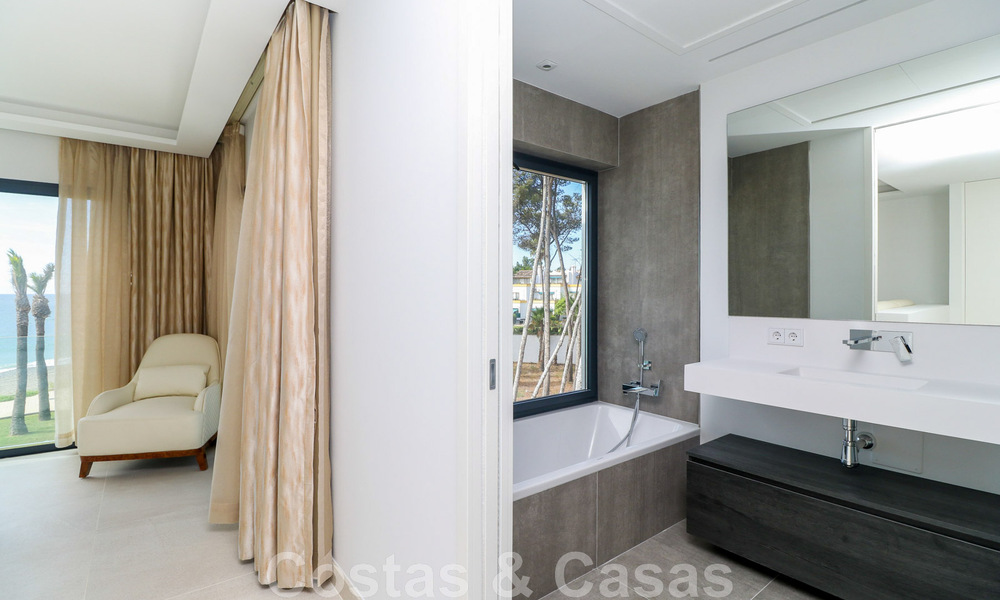 Instapklare, modernistisch hoekhuis met frontaal zeezicht te koop op enkele minuten lopen van Estepona centrum 786340