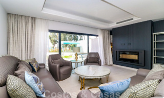 Instapklare, modernistisch hoekhuis met frontaal zeezicht te koop op enkele minuten lopen van Estepona centrum 786344 