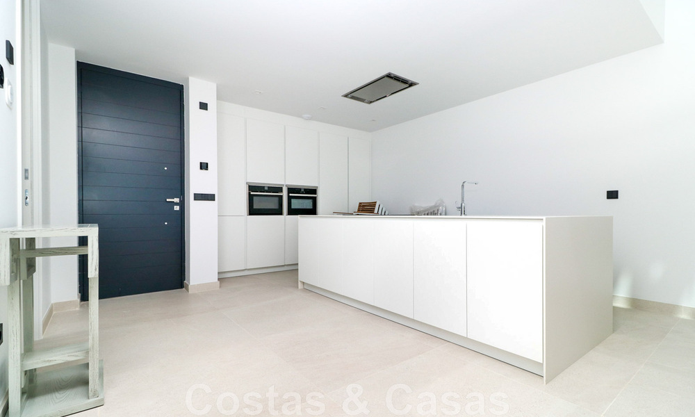 Instapklare, modernistisch hoekhuis met frontaal zeezicht te koop op enkele minuten lopen van Estepona centrum 786346