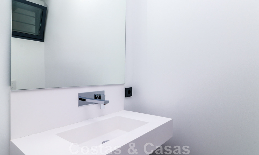 Instapklare, modernistisch hoekhuis met frontaal zeezicht te koop op enkele minuten lopen van Estepona centrum 786347