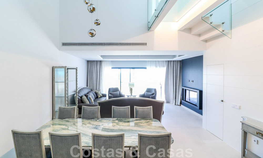 Instapklare, modernistisch hoekhuis met frontaal zeezicht te koop op enkele minuten lopen van Estepona centrum 786348