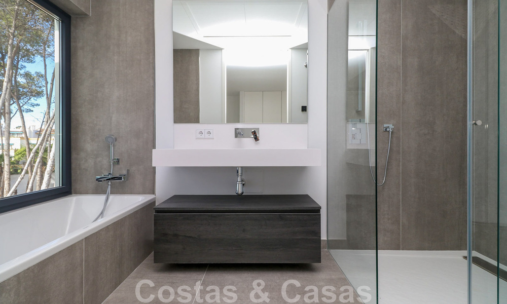 Instapklare, modernistisch hoekhuis met frontaal zeezicht te koop op enkele minuten lopen van Estepona centrum 786351