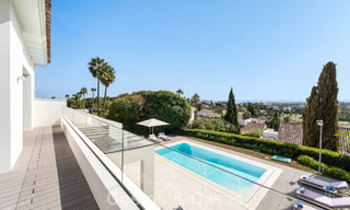 Gemoderniseerde familievilla te koop in een begeerde golfomgeving in Nueva Andalucia, Marbella 786806 