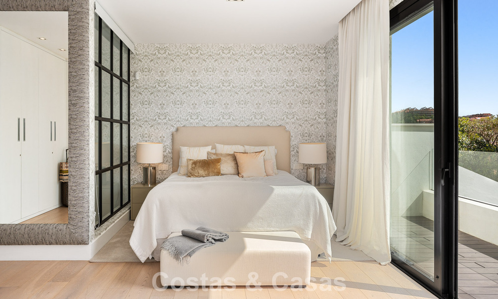 Gemoderniseerde familievilla te koop in een begeerde golfomgeving in Nueva Andalucia, Marbella 786807