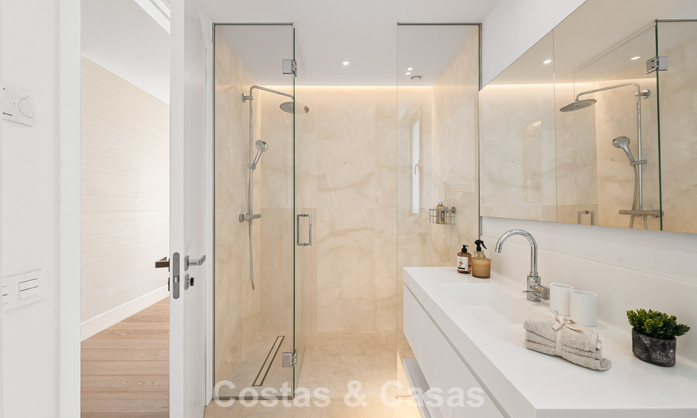 Gemoderniseerde familievilla te koop in een begeerde golfomgeving in Nueva Andalucia, Marbella 786809