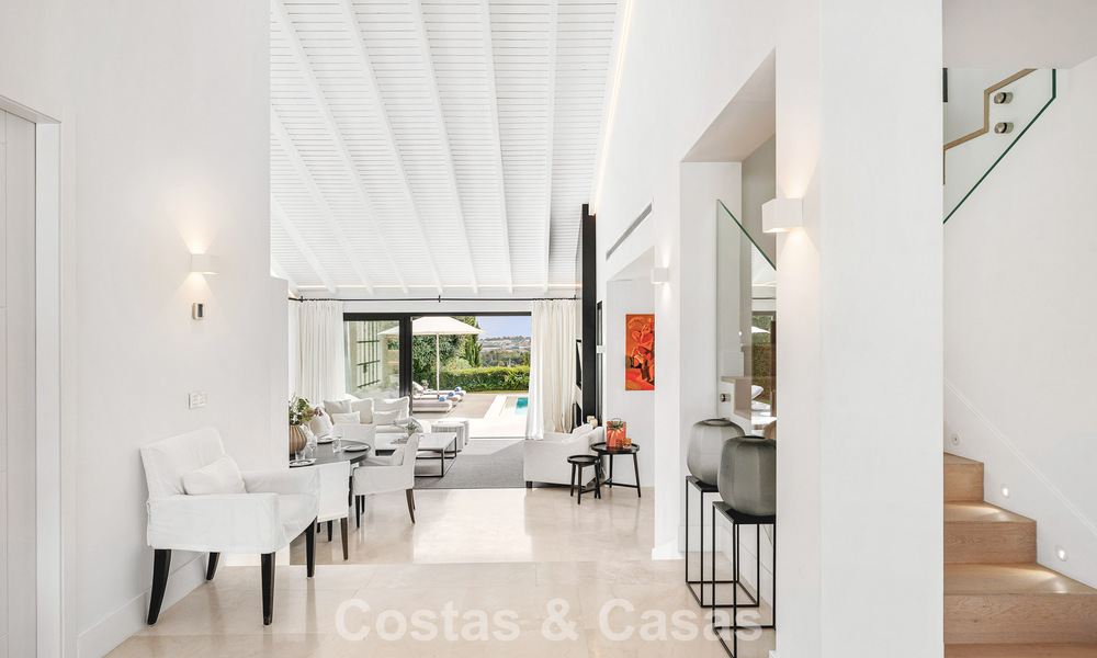 Gemoderniseerde familievilla te koop in een begeerde golfomgeving in Nueva Andalucia, Marbella 786820
