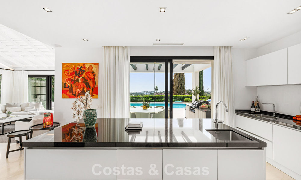 Gemoderniseerde familievilla te koop in een begeerde golfomgeving in Nueva Andalucia, Marbella 786822
