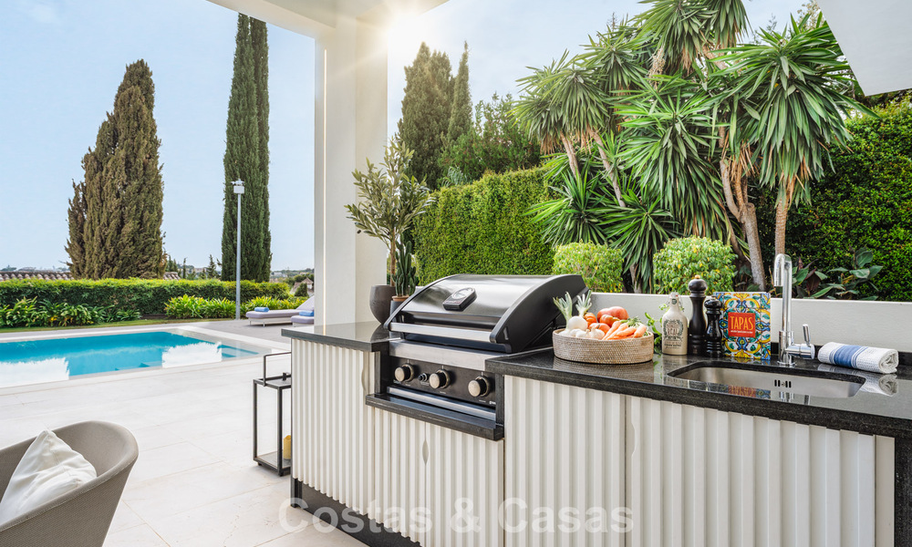 Gemoderniseerde familievilla te koop in een begeerde golfomgeving in Nueva Andalucia, Marbella 786835