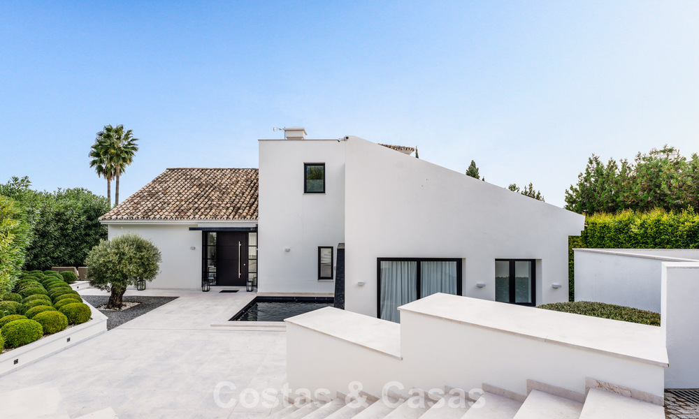 Gemoderniseerde familievilla te koop in een begeerde golfomgeving in Nueva Andalucia, Marbella 786836