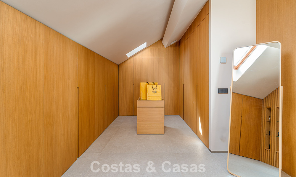 Eigentijds ingericht duplex penthouse te koop in een beveiligde urbanisatie op Marbella’s prestigieuze Golden Mile 786970