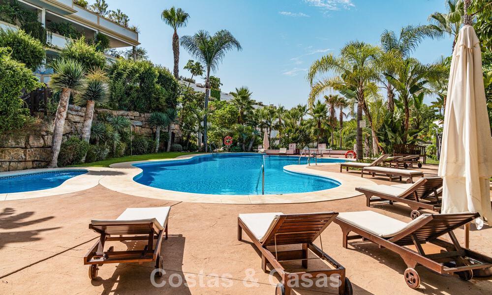 Eigentijds ingericht duplex penthouse te koop in een beveiligde urbanisatie op Marbella’s prestigieuze Golden Mile 786972