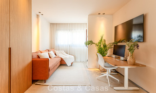 Eigentijds ingericht duplex penthouse te koop in een beveiligde urbanisatie op Marbella’s prestigieuze Golden Mile 786978 