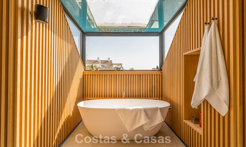 Eigentijds ingericht duplex penthouse te koop in een beveiligde urbanisatie op Marbella’s prestigieuze Golden Mile 786980