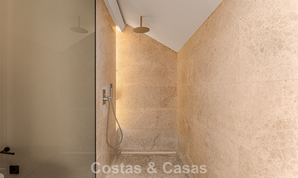 Eigentijds ingericht duplex penthouse te koop in een beveiligde urbanisatie op Marbella’s prestigieuze Golden Mile 786981