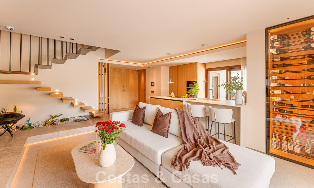 Eigentijds ingericht duplex penthouse te koop in een beveiligde urbanisatie op Marbella’s prestigieuze Golden Mile 786983
