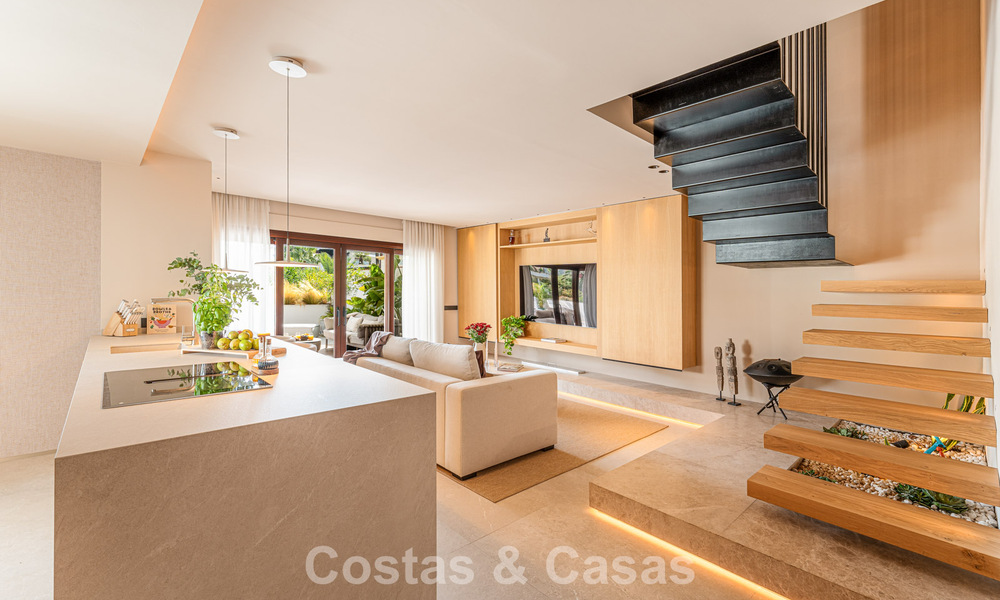 Eigentijds ingericht duplex penthouse te koop in een beveiligde urbanisatie op Marbella’s prestigieuze Golden Mile 786984