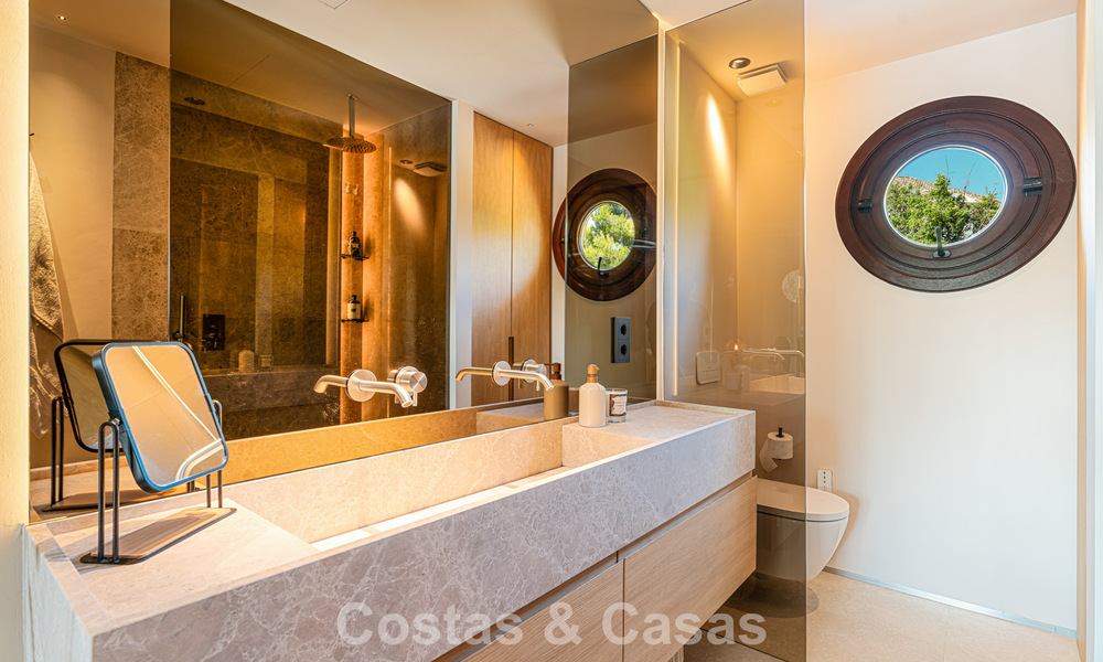 Eigentijds ingericht duplex penthouse te koop in een beveiligde urbanisatie op Marbella’s prestigieuze Golden Mile 786985
