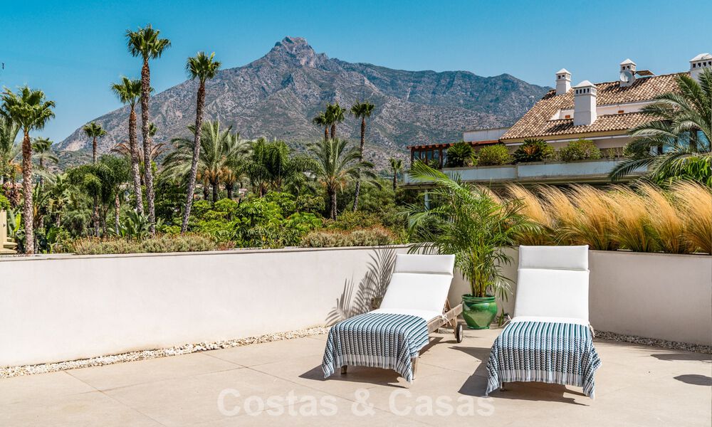 Eigentijds ingericht duplex penthouse te koop in een beveiligde urbanisatie op Marbella’s prestigieuze Golden Mile 786991