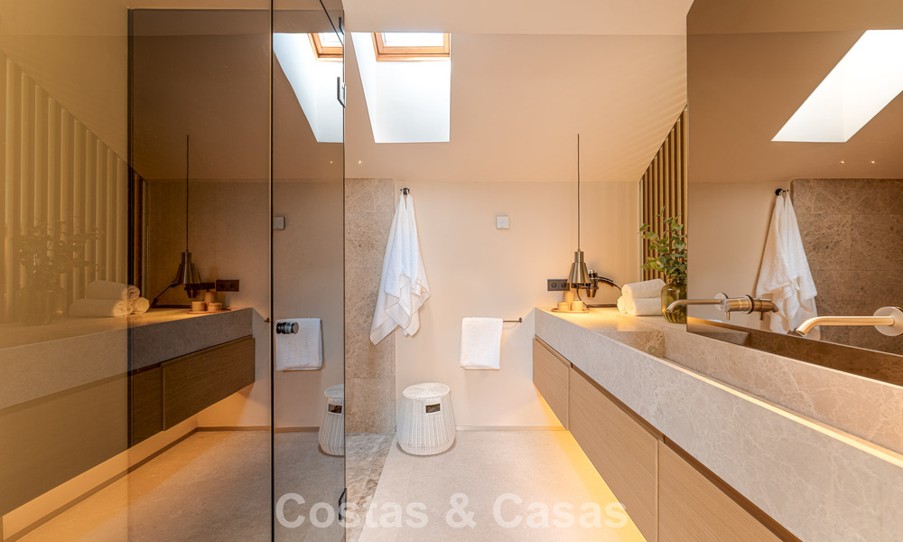 Eigentijds ingericht duplex penthouse te koop in een beveiligde urbanisatie op Marbella’s prestigieuze Golden Mile 786992