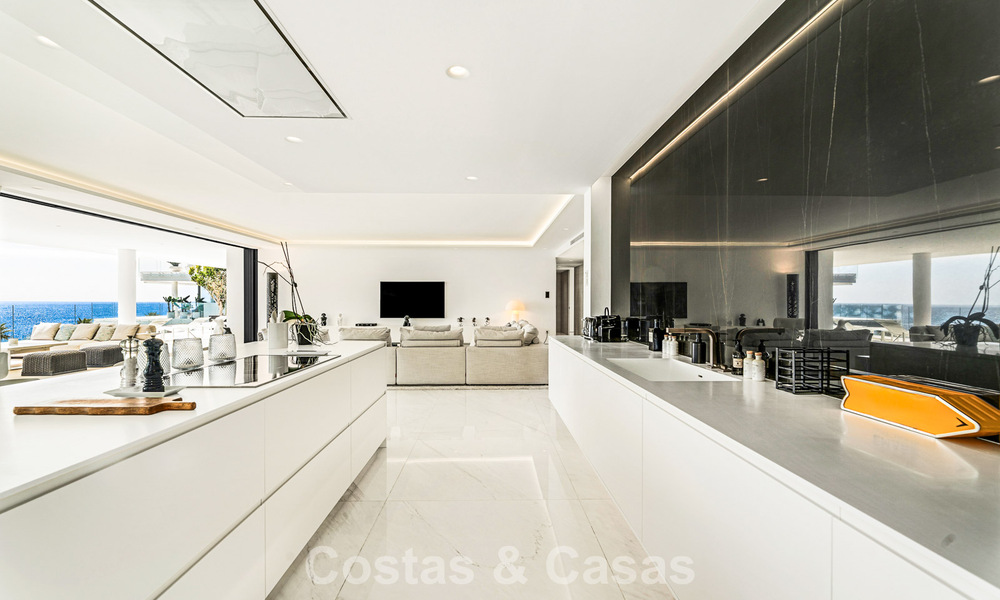Prestigieus appartement met zeezicht te koop, eerstelijnsstrand op de New Golden Mile tussen Marbella en Estepona 786949