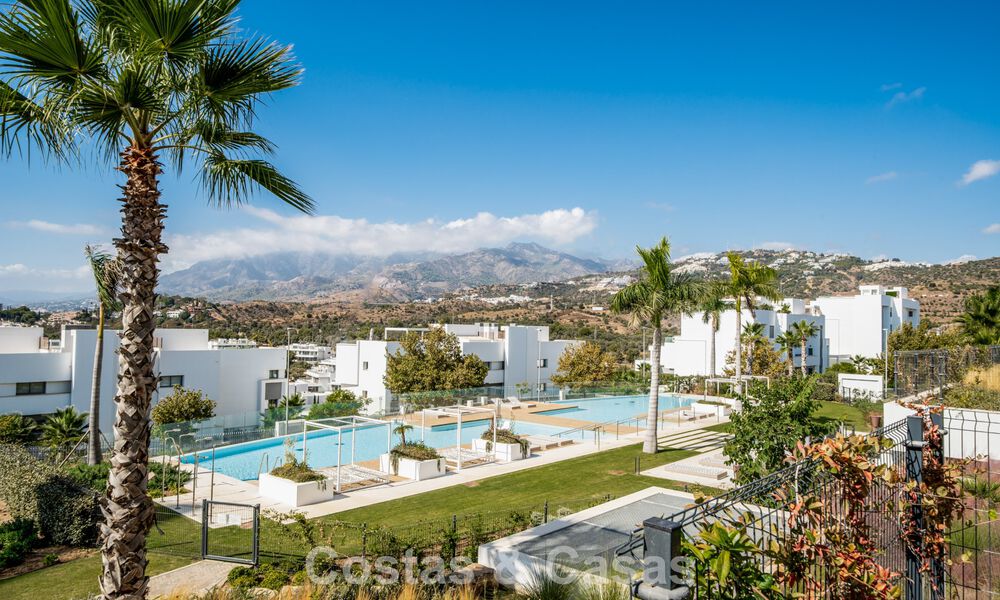 Instapklaar, modern, ruim 4-slaapkamer appartement te koop met ruime privétuin in luxe resort ten oosten van Marbella centrum 787075