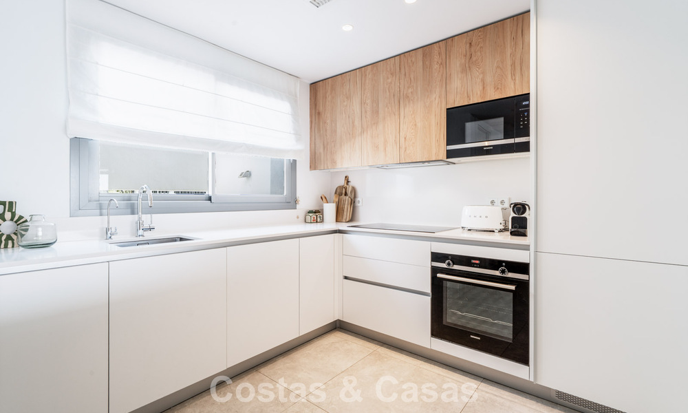 Instapklaar, modern, ruim 4-slaapkamer appartement te koop met ruime privétuin in luxe resort ten oosten van Marbella centrum 787085