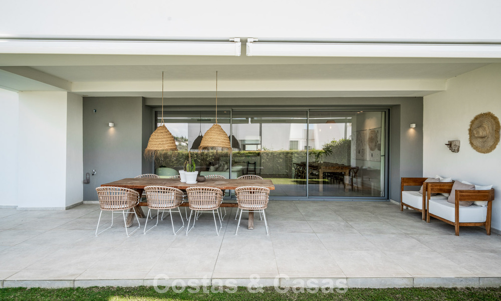 Instapklaar, modern, ruim 4-slaapkamer appartement te koop met ruime privétuin in luxe resort ten oosten van Marbella centrum 787096