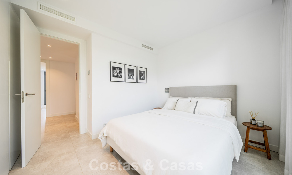 Instapklaar, modern, ruim 4-slaapkamer appartement te koop met ruime privétuin in luxe resort ten oosten van Marbella centrum 787097