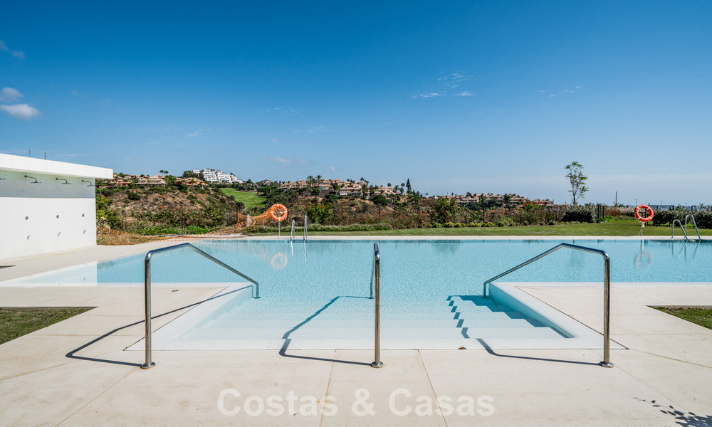 Instapklaar, modern, ruim 4-slaapkamer appartement te koop met ruime privétuin in luxe resort ten oosten van Marbella centrum 787110