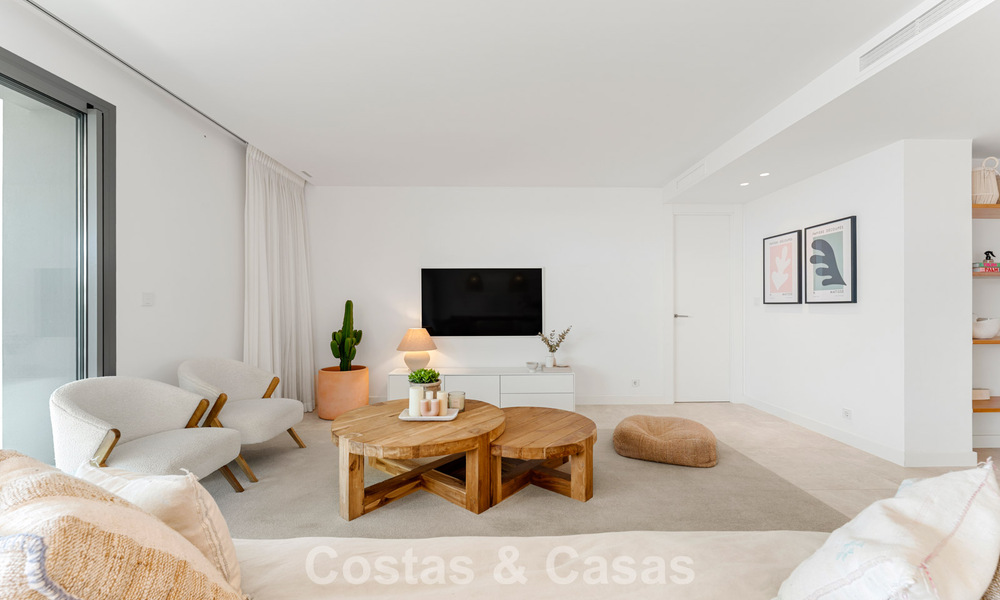 Instapklaar, modern, ruim 4-slaapkamer appartement te koop met ruime privétuin in luxe resort ten oosten van Marbella centrum 797859