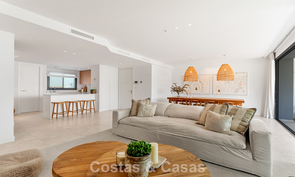 Instapklaar, modern, ruim 4-slaapkamer appartement te koop met ruime privétuin in luxe resort ten oosten van Marbella centrum 797860